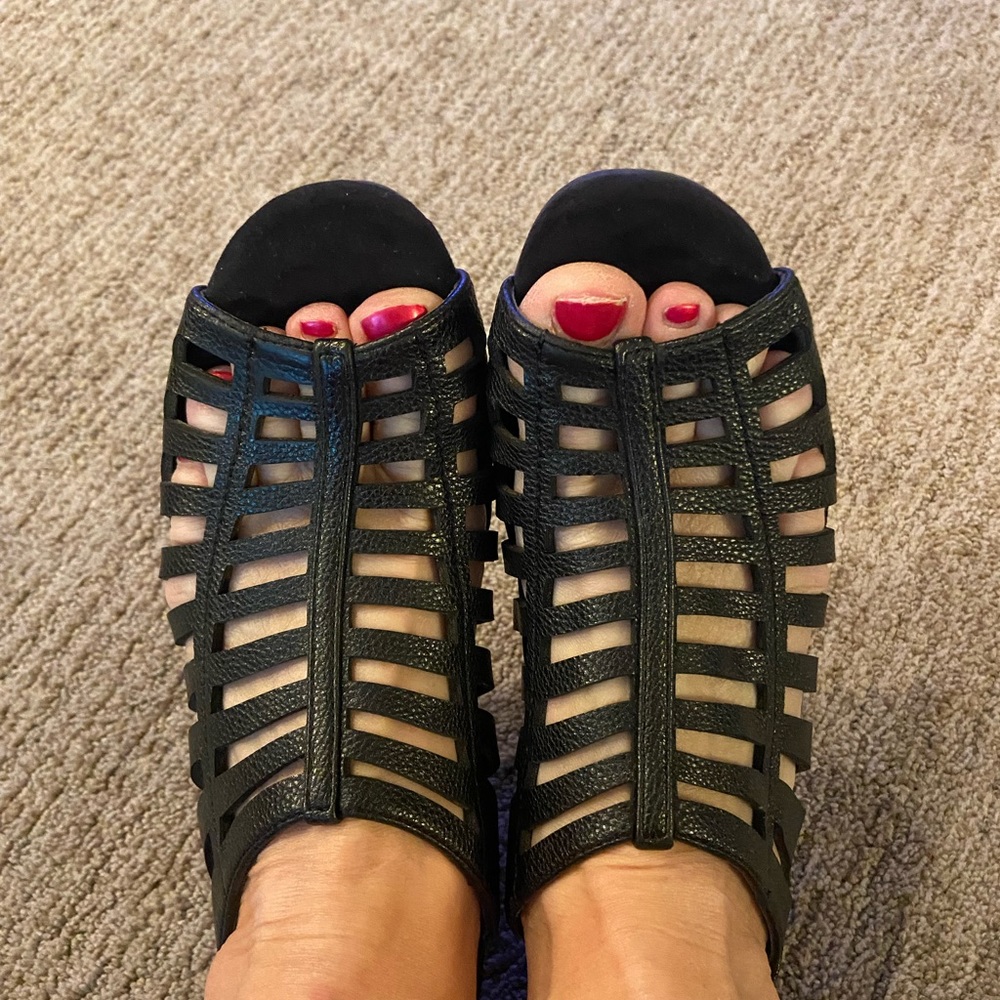 Black sandals.